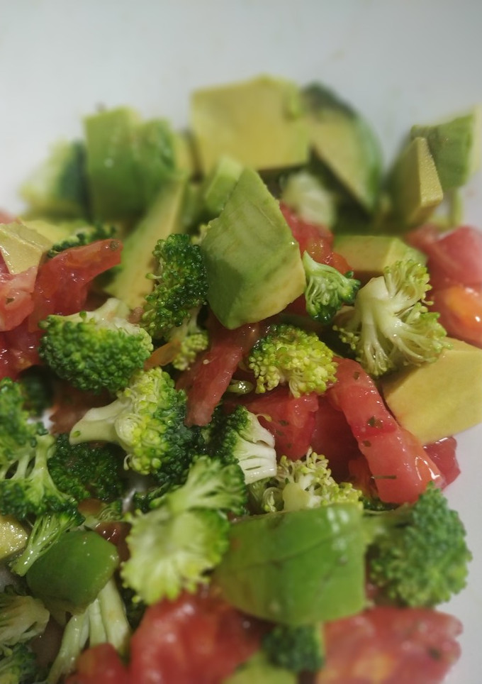 Una foto de Ensalada brócoli, tomate y aguacate con especias