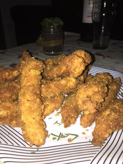 Una foto de Pollo crispy con queso cheddar