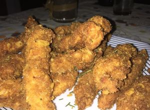 Una foto de Pollo crispy con queso cheddar
