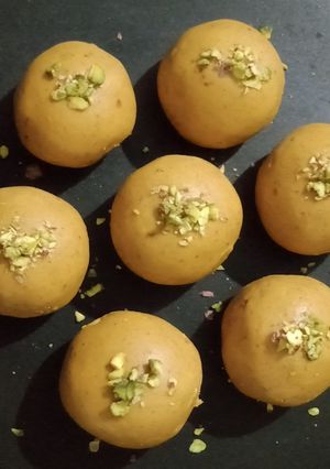 બેસન લડડુ (besan laddu racipe in Gujarati) રેસીપી મુખ્ય ફોટો