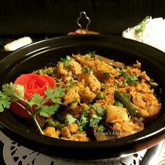 A picture of Phulkopir Muri Ghonto (Cauliflower cooked with Rice - Bengali style).