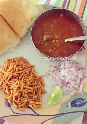 A picture of Misal Pav or Spicy Lentil Sprout Stew.