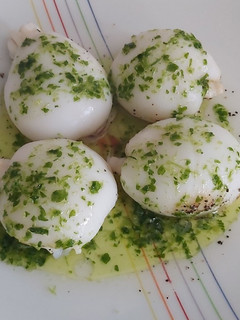 Una foto de Sepia con salsa verde con lékué