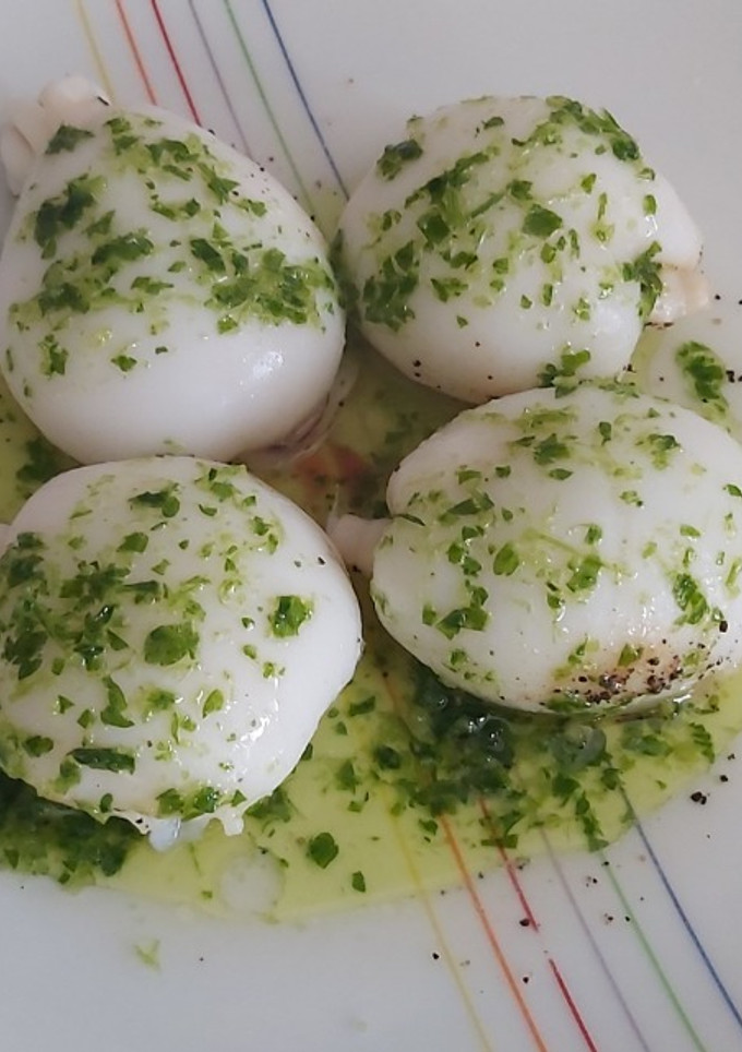 Una foto de Sepia con salsa verde con lékué