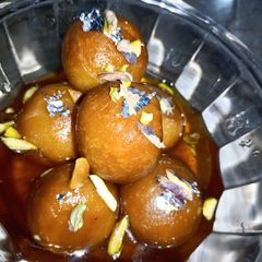 A picture of Gulab Jamun.