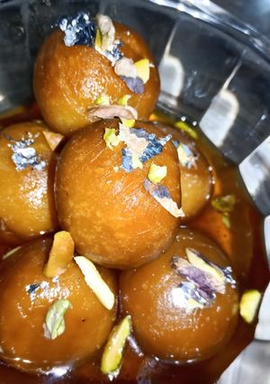 A picture of Gulab Jamun.