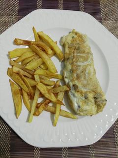 Una foto de Tortilla de champiñones y jamón con patatas fritas