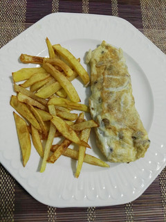 Una foto de Tortilla de champiñones y jamón con patatas fritas