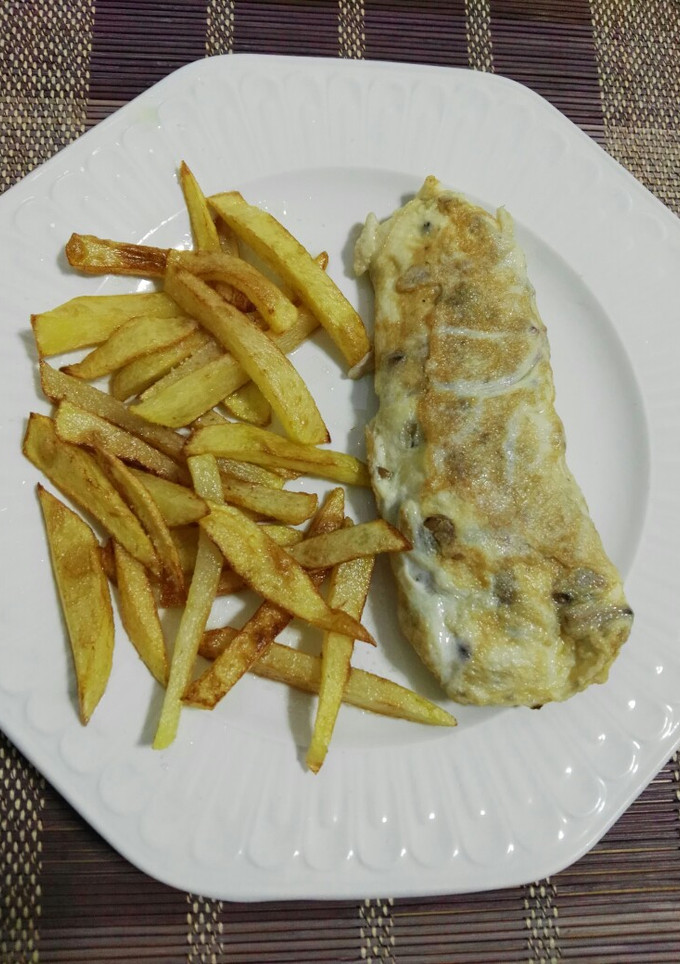Una foto de Tortilla de champiñones y jamón con patatas fritas
