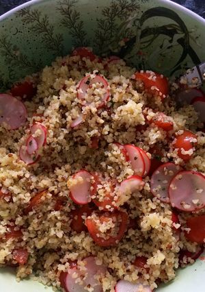 Une photo de Salade de quinoa, tomates et radis