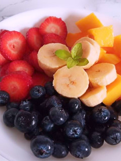 Una foto de Ensalada de frutas 🍓🥭🍌🫐