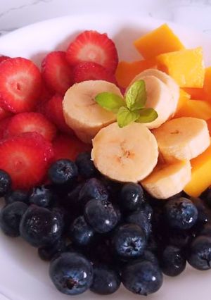 Una foto de Ensalada de frutas 🍓🥭🍌🫐