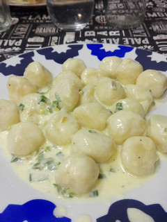 Una foto de Ñoquis de papa rellenos de queso fresco
