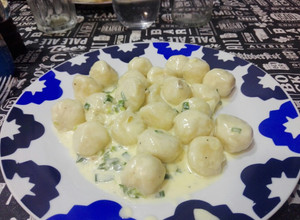 Una foto de Ñoquis de papa rellenos de queso fresco
