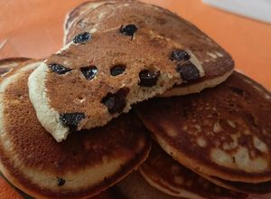 Una foto de 🥞 Panqueques/pancakes de harina de avena y chips de chocolate 😋