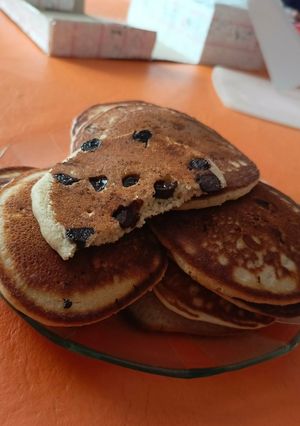Una foto de 🥞 Panqueques/pancakes de harina de avena y chips de chocolate 😋