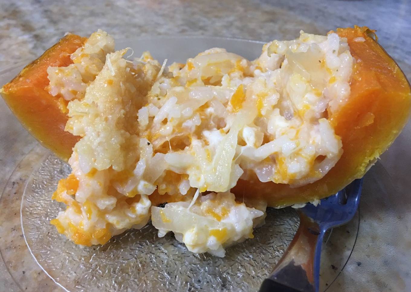 Zapallo relleno de arroz, cebolla y queso