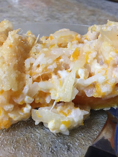 Una foto de Zapallo relleno de arroz, cebolla y queso