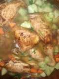 Pollo con vegetales en caldillo