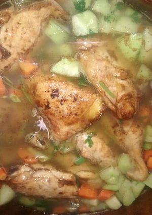 Una foto de Pollo con vegetales en caldillo