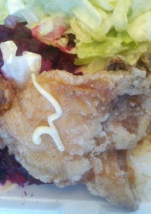 Una foto de Ensalada rusa con pollo broaster