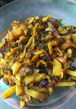 A picture of Karele aloo ki sabji with chingri.