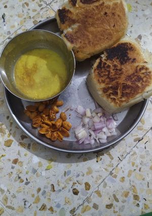 કચ્છી દાબેલી (Kutchi Dabeli Recipe In Gujarati) રેસીપી મુખ્ય ફોટો