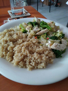 Una foto de Quinoa con verduras y pollo