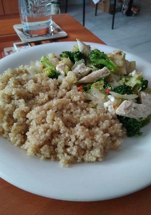 Una foto de Quinoa con verduras y pollo