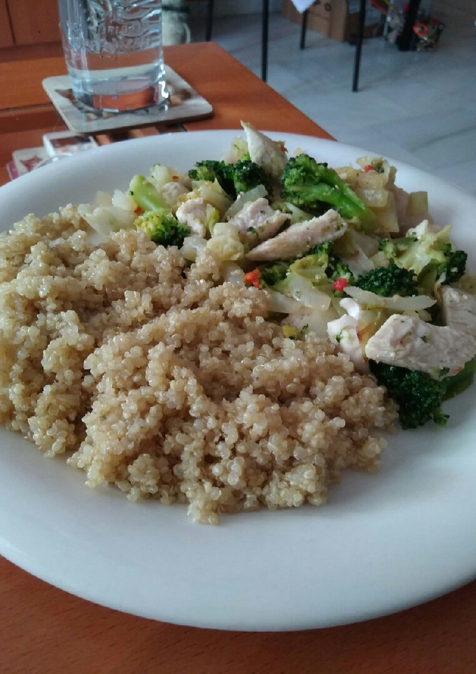 Una foto de Quinoa con verduras y pollo