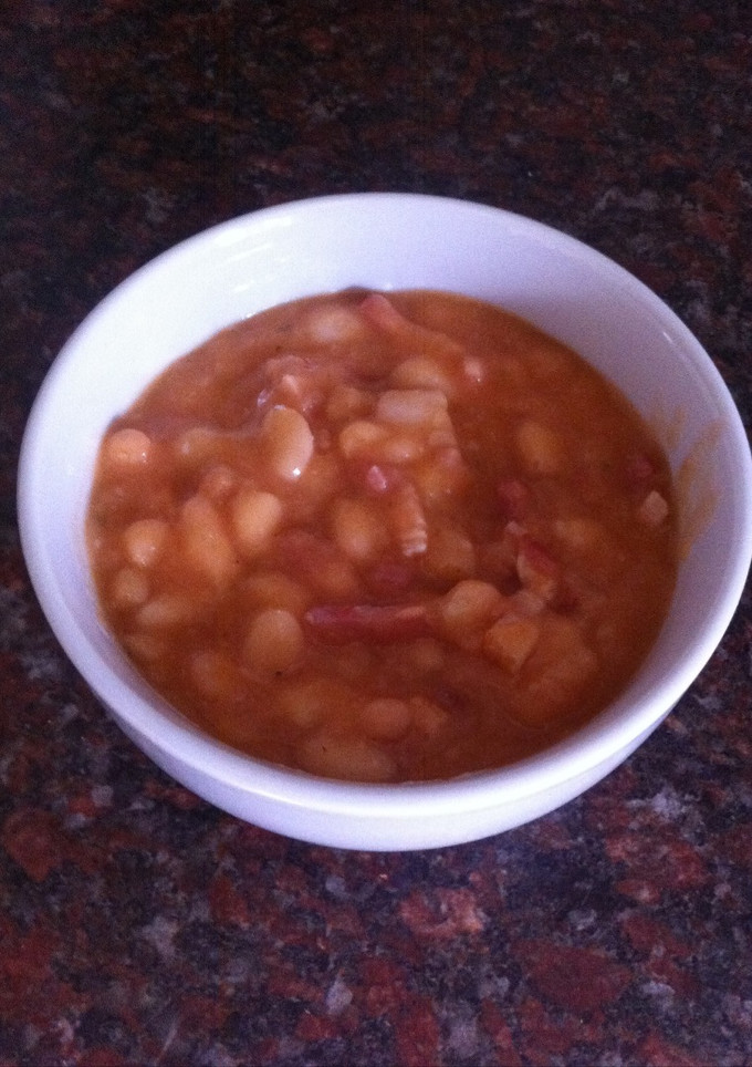 Una foto de Alubias blancas con bacon