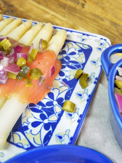 Una foto de Receta fresquita y ligera de espárragos con salmón