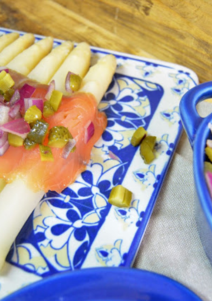 Una foto de Receta fresquita y ligera de espárragos con salmón