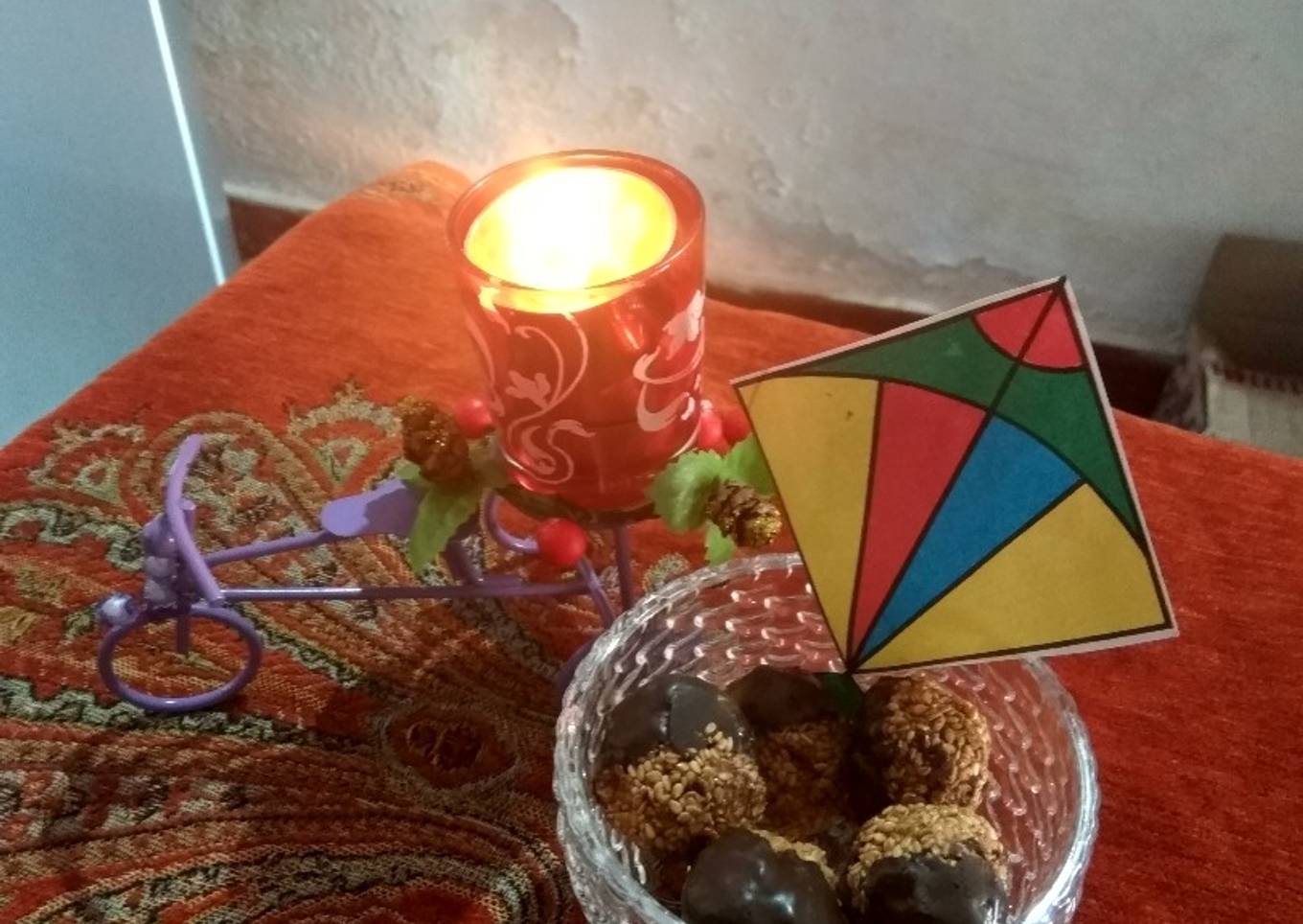 Till Laddoo with chocolate dip