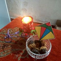 A picture of Till Laddoo with chocolate dip.