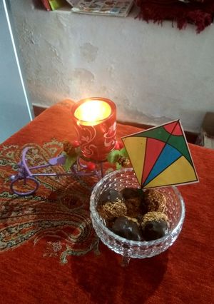 A picture of Till Laddoo with chocolate dip.