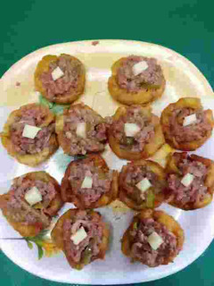 Una foto de Tostones rellenos con picadillo