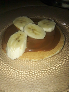 Una foto de Hot cakes con banana y dulce de leche🍌🥞