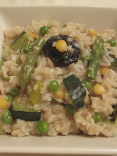 Una foto de Arroz con espárragos verdes, maíz y guisantes