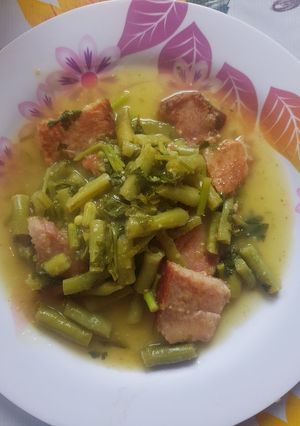 Una foto de Chuleta ahumada en salsa verde con ejotes