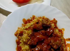Vörösboros zúzapörkölt, tarhonyával recept fotója