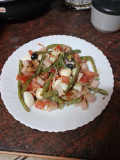 Una foto de Ensalada de judías verdes con tomate, mozzarella, jamón cocido y huevo duro