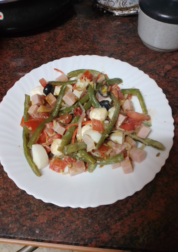 Una foto de Ensalada de judías verdes con tomate, mozzarella, jamón cocido y huevo duro