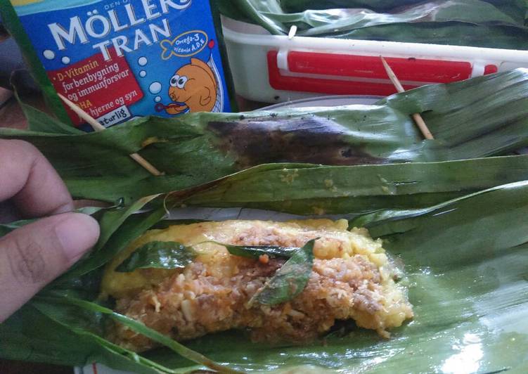 Nasi kuning telur gurame daging bakar mpasi