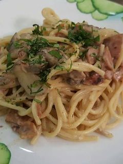 Hình của món Spaghetti sốt kem với ham và nấm.