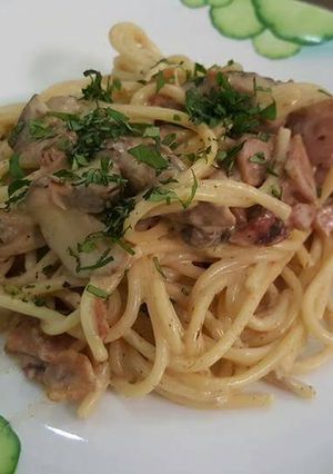 Hình của món Spaghetti sốt kem với ham và nấm.