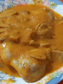 Una foto de Alitas guisadas en olla rápida, con champiñones