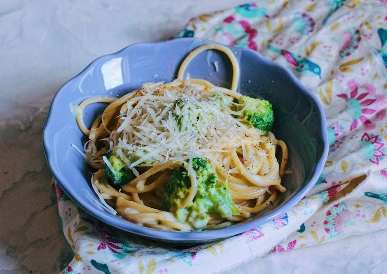 Pasta in creamy-cheese sauce with broccoli 🥦