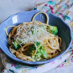 A picture of Pasta in creamy-cheese sauce with broccoli 🥦.