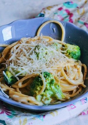 A picture of Pasta in creamy-cheese sauce with broccoli 🥦.